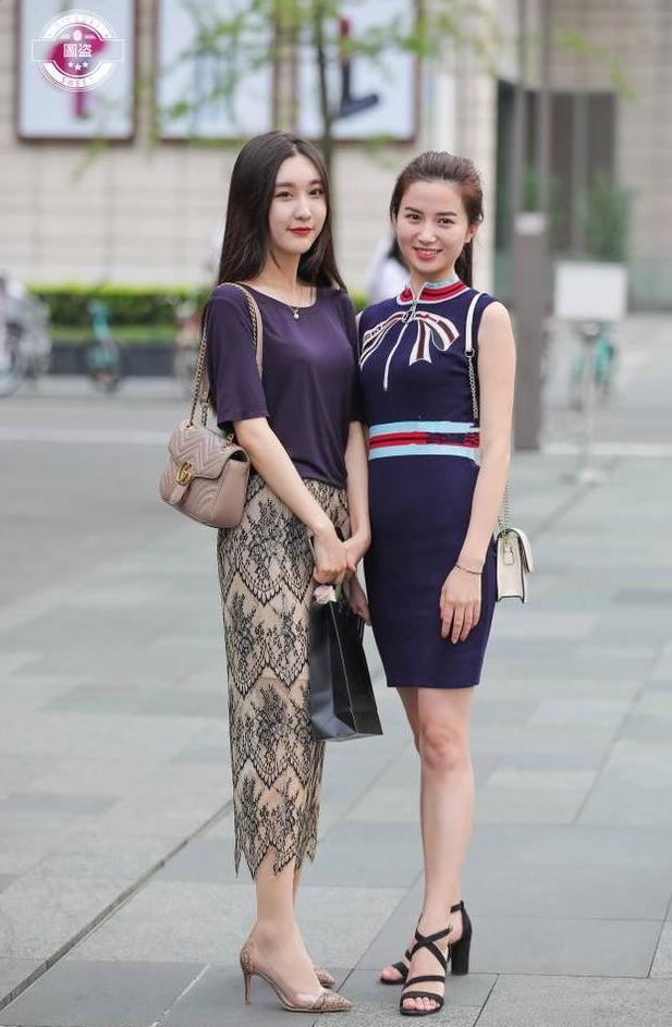 街拍：小姐姐薄纱长裙，肉丝袜马上GET什么叫大长腿