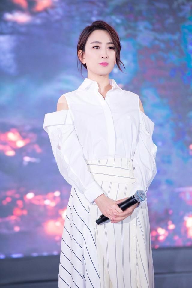 马苏穿短袖搭过膝裙，捂得好严实!之前她的打扮，大胆又很妩媚!