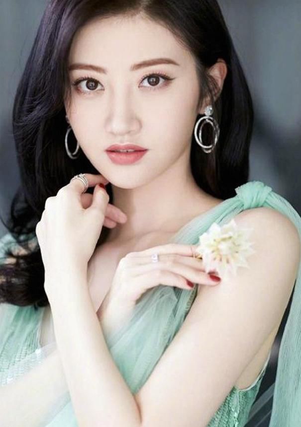 『 显得』配长卷发美出新高度，显得身材非常高挑，景甜穿淡绿色深V长裙
