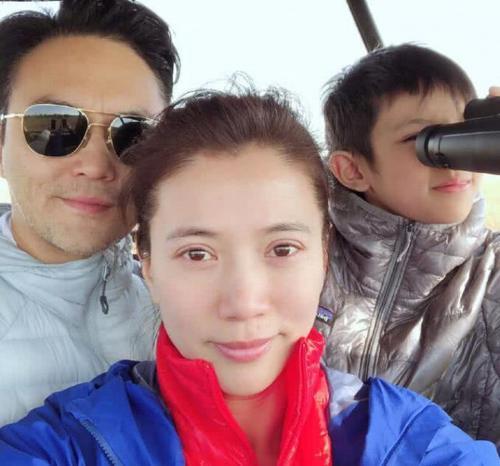 张智霖袁咏仪一家三口非洲旅行 儿子颜值逆天