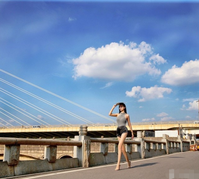 街拍：网红小姐姐街边卖西瓜，网友：这么热还穿丝袜?