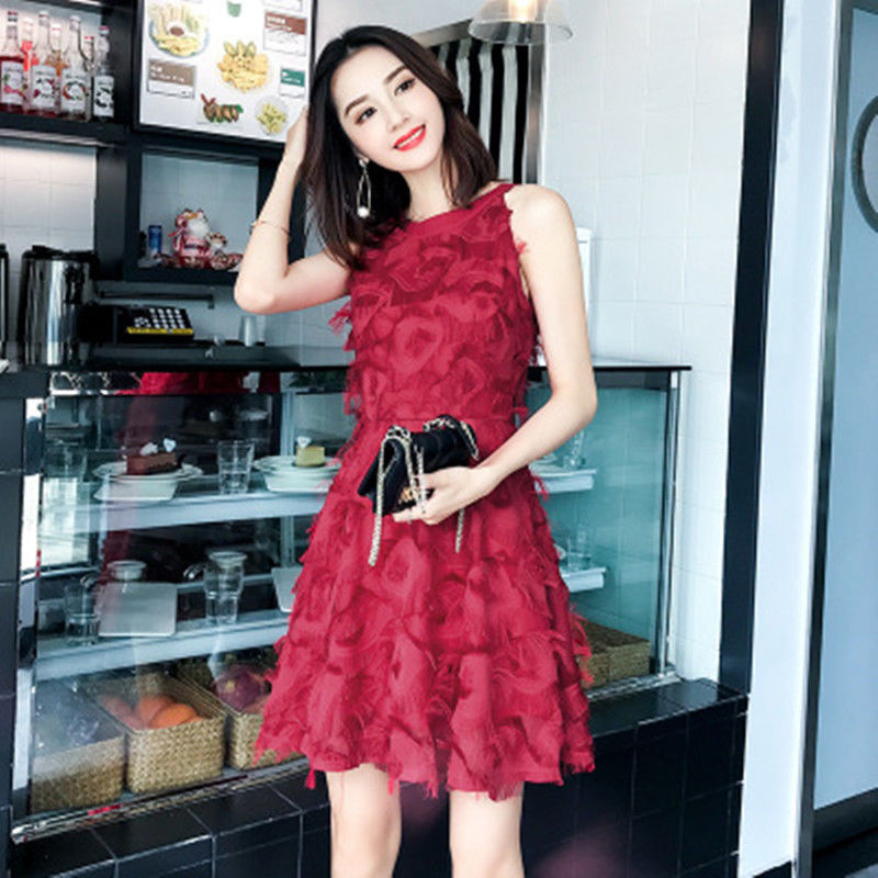 去夜店别穿吊带裙,挂脖裙更性感出众,微露香肩,散发迷人魅力