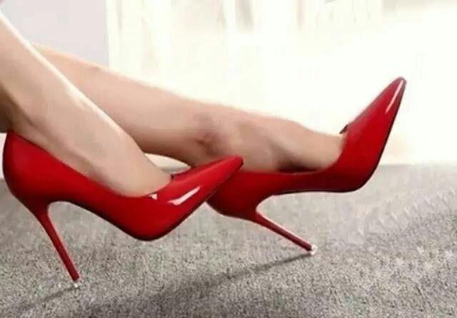 优雅尖头细高跟，搭配白色长裙，举足间彰显女性迷人风姿！