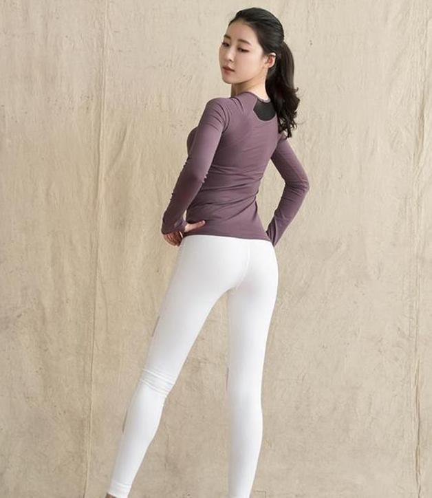 紧身裤的穿搭，女神气质如何来的？外国美女给出原因