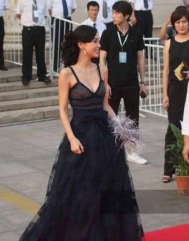 没鞠婧祎这体重就别穿紧身裙,像杨颖一样看到小肚腩就尴尬了