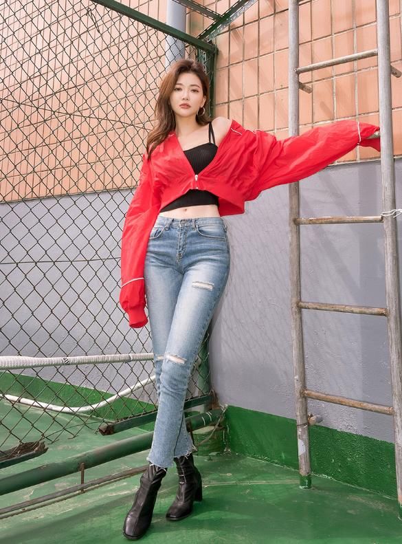 肤白貌美的牛仔裤小姐姐，身姿曼妙迷人，让人怦然心动！