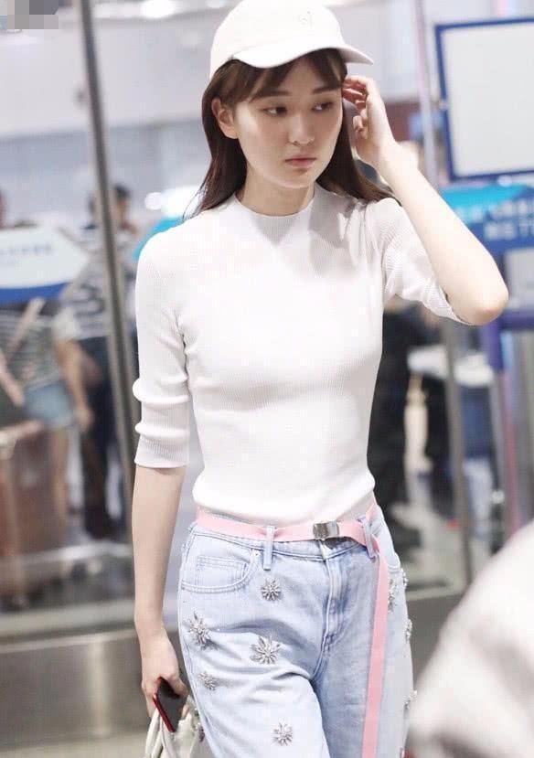 好不容易穿出高级感的乔欣，全被这一双鞋子毁了！