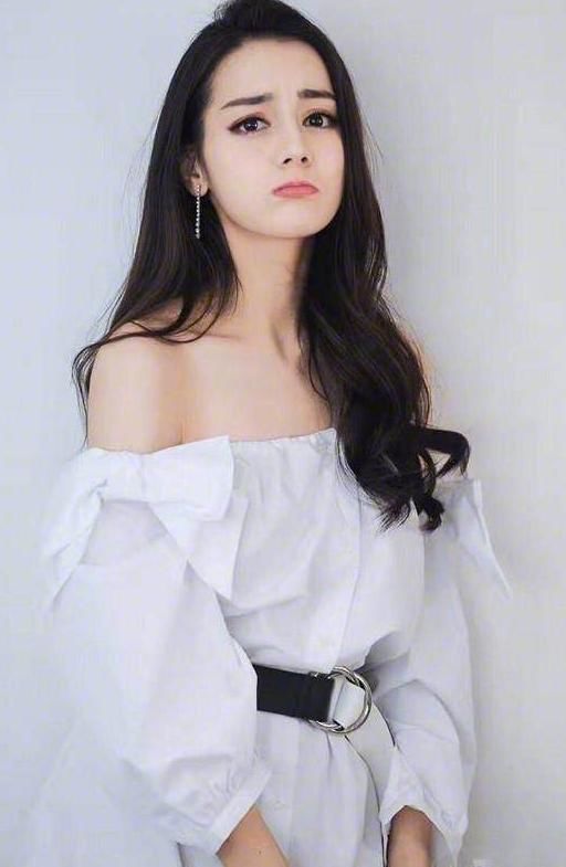 Baby和热巴同穿抹胸裙，网友:原来生没生孩子差距那么大?