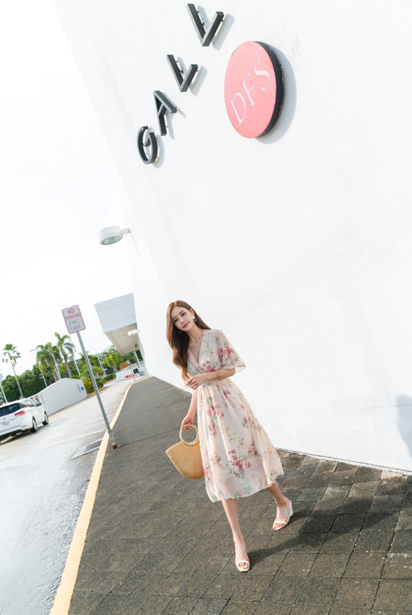 女神孙允珠，春庭花香斑斓炫彩桃枝雪纺裙