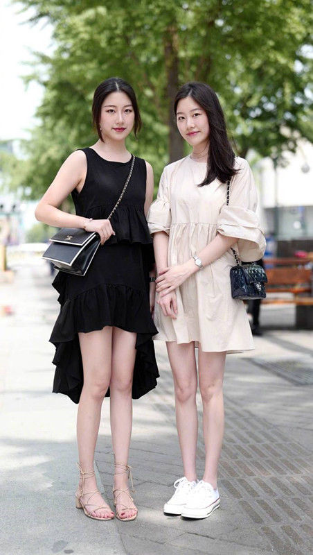 街拍路人，凸显夏日潮流风情的穿搭参考，让你展现清新自然的自己