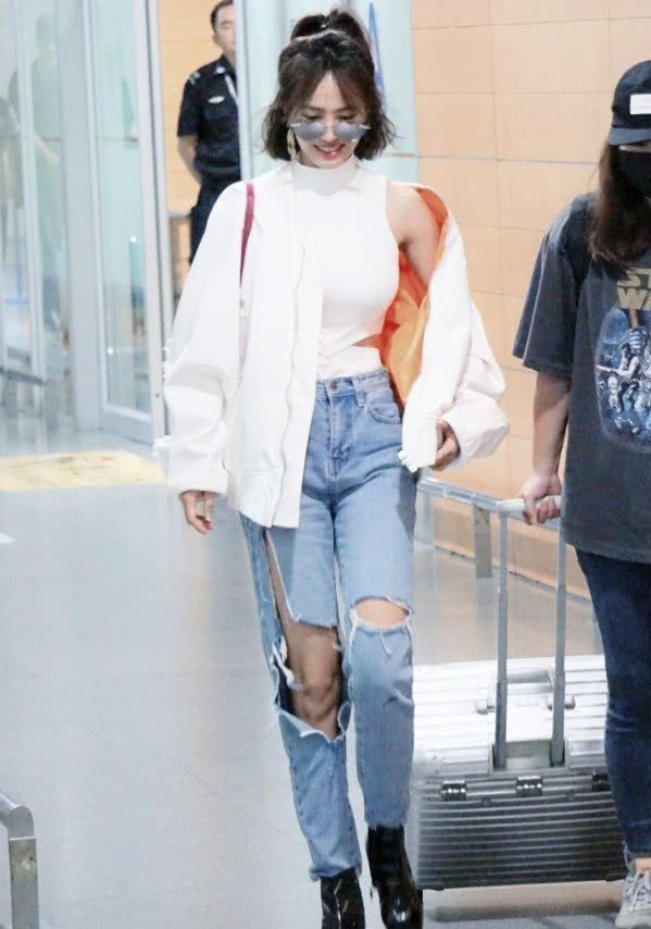 蔡依林身穿牛仔裤不仅挖了一个洞还剪了一刀，这也太会秀了吧！