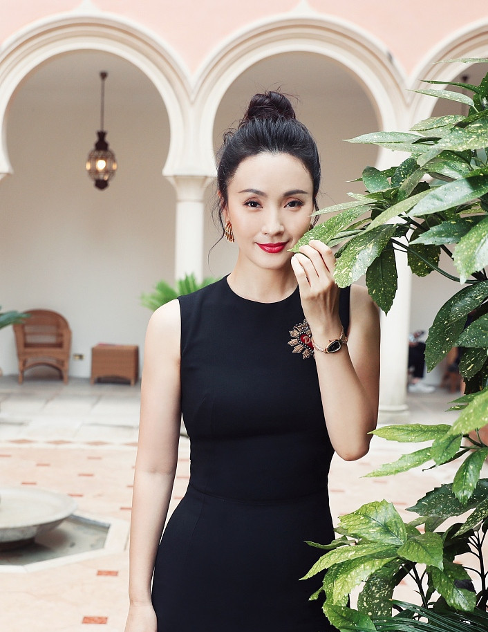 被46岁陶虹美到了！一袭黑色鱼尾裙优雅时尚，网友：气质不减当年