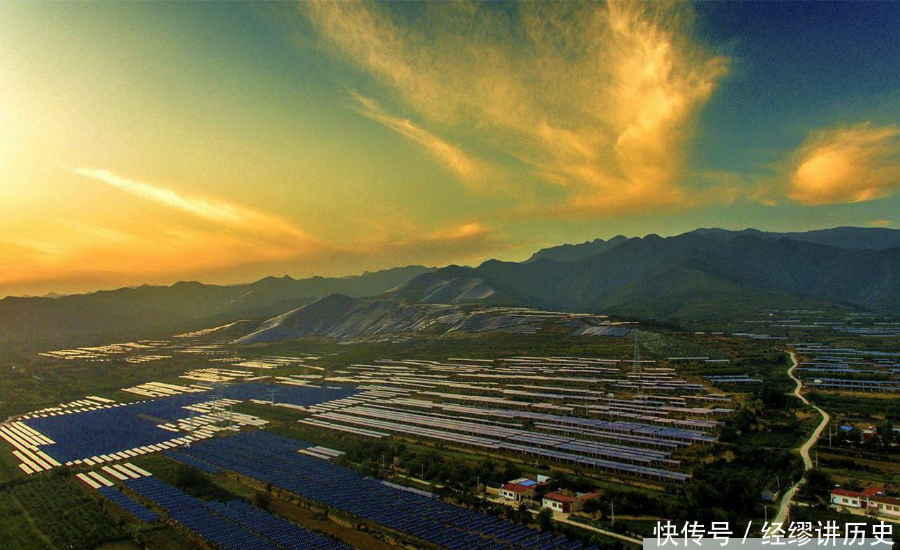  #绵延#全球最大光伏电站，耗资88亿，绵延40公里全是光伏板！