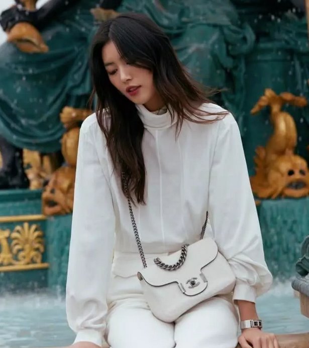 刘雯为时尚拼了，顶一款“泡面头”走秀场，鞋子竟是麻绳做的!