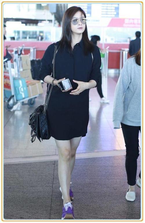 本以为穿黑色衬衫裙的蒋欣腿已经够细了，但看到宋茜，我沉默了！