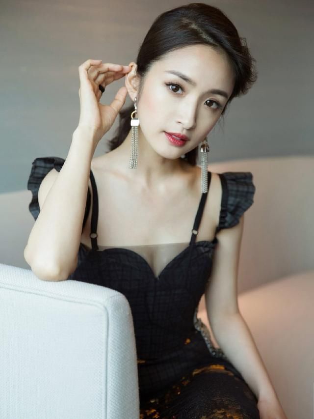 35岁林依晨逆生长，大背头配抹胸裙气场全开，不料被耳环抢镜了！