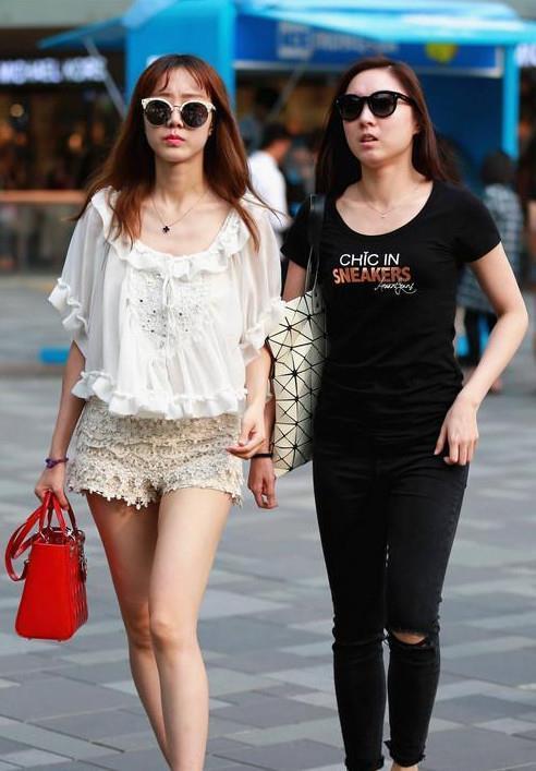 街拍:“S”型身材是什么样子?图二给出完美的解释!