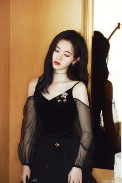 鞠婧祎真厉害！烂大街的短裤穿得如此有范，真不愧是四千年美女