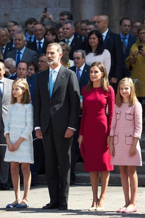 西班牙王后再次“惊艳”全场!一袭红色连衣裙抢镜，优雅又大气!