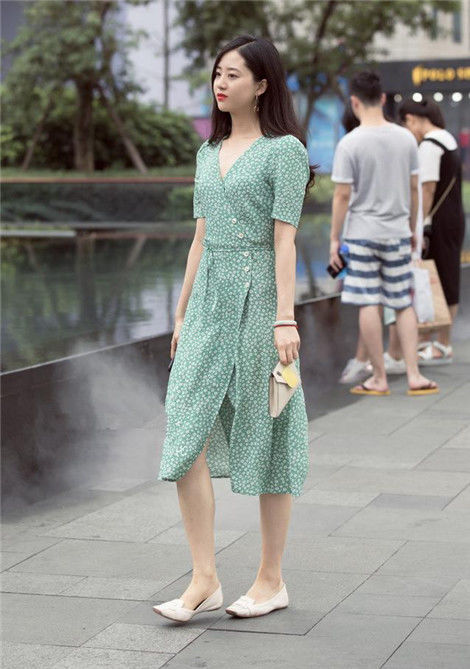  『漂亮』街拍：皮肤白皙的小姐姐、五官精致，长长的秀发很是漂亮