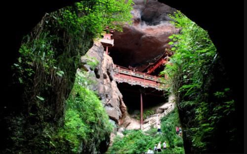 福建一千年悬空寺，仅靠一根柱子悬在半山处，全庙不费一砖一瓦！