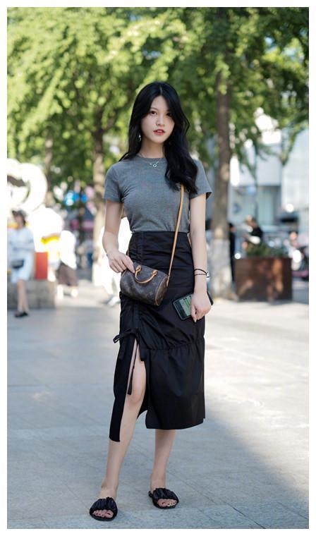 街拍，清纯小姐姐穿着修身凸显好身材，身姿靓丽，令人赏心悦目