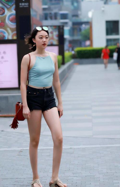 街拍：娇艳如花冰肌玉骨的小姐姐，穿着性感身姿曼妙楚楚动人 ！