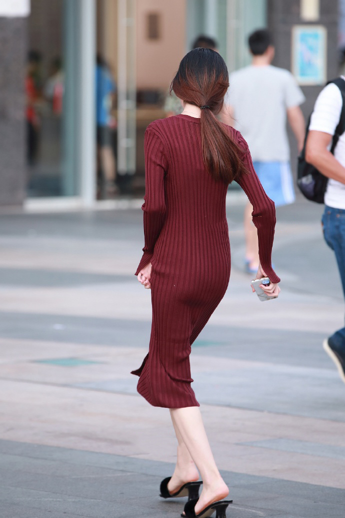 美女身高175cm，身穿酒红色的针织连衣长裙，女神范十足！