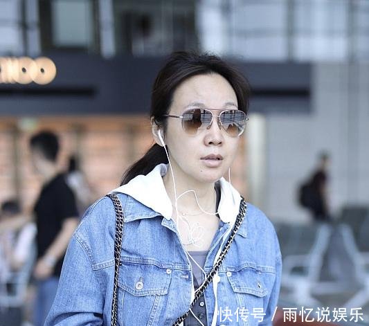 47岁闫妮现机场,牛仔配纱裙真减龄,可依旧没能扛住岁月啊!
