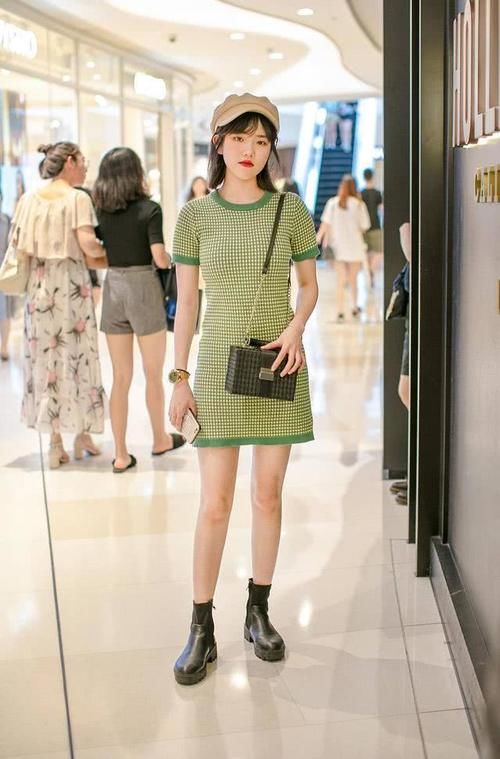  「配格」潮人时尚街头穿搭，格纹连衣裙显瘦时髦，吊带衫配格纹西裤很飒美