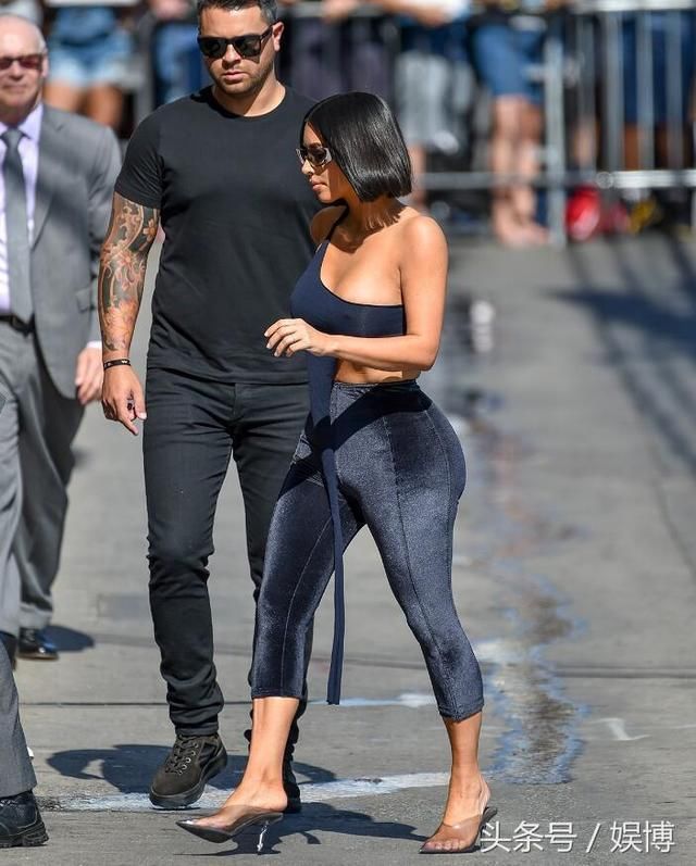 卡戴珊换黑短发，真空上阵显二次元身材，网友肥臀怎么塞进裤子的