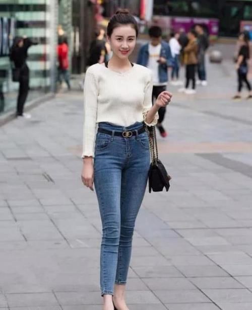  『搭配』养眼女神街拍：月貌花容的小姐姐，一件白色一字肩配牛仔短裤，青春靓丽美