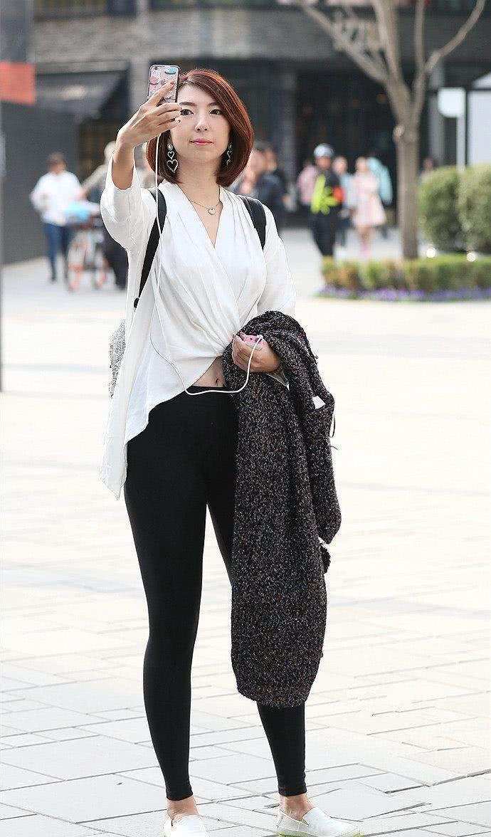街拍：小姐姐瑜伽裤凸出身线，网友直呼她心太大!