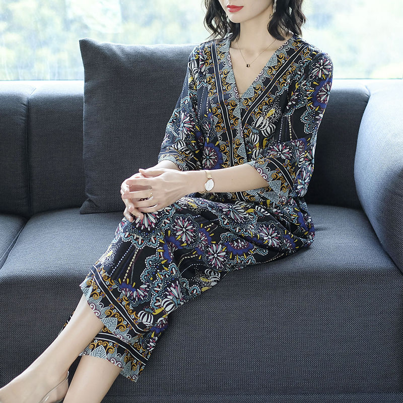 如今年轻女人别穿套装!只穿一套“连体裤”，活力美翻天了