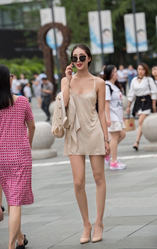 修身长裙、黑色丝袜、高跟鞋的女神级别搭配,知性和性感不冲突!