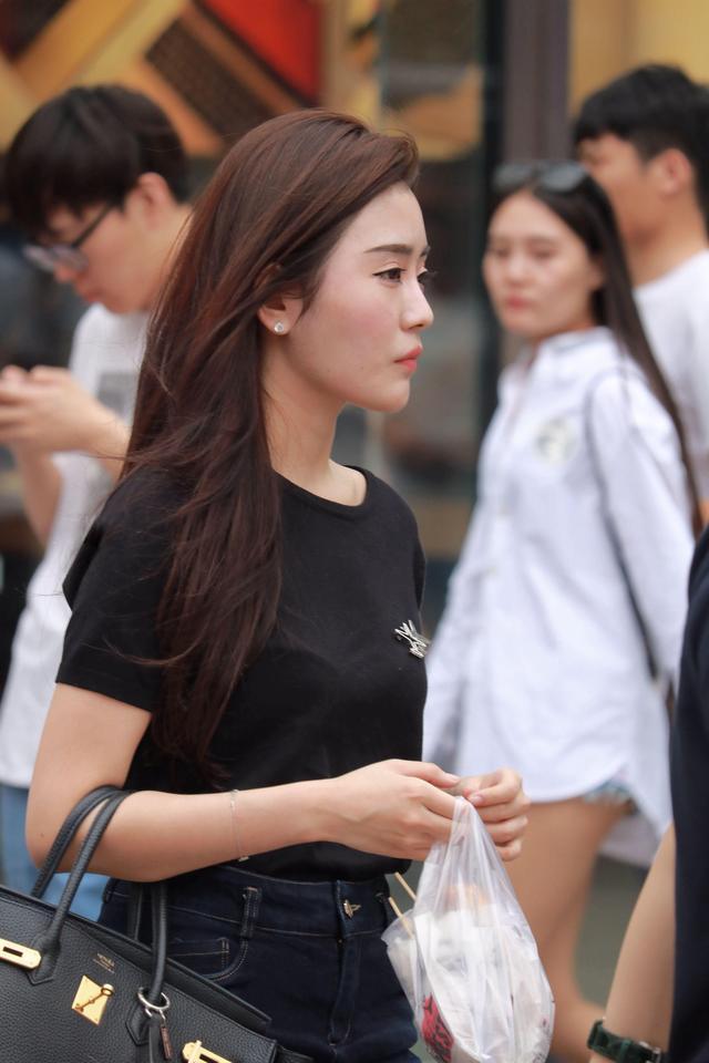 街拍：图1小姐姐睡衣出街，尽显成熟少妇味，知性又随意!