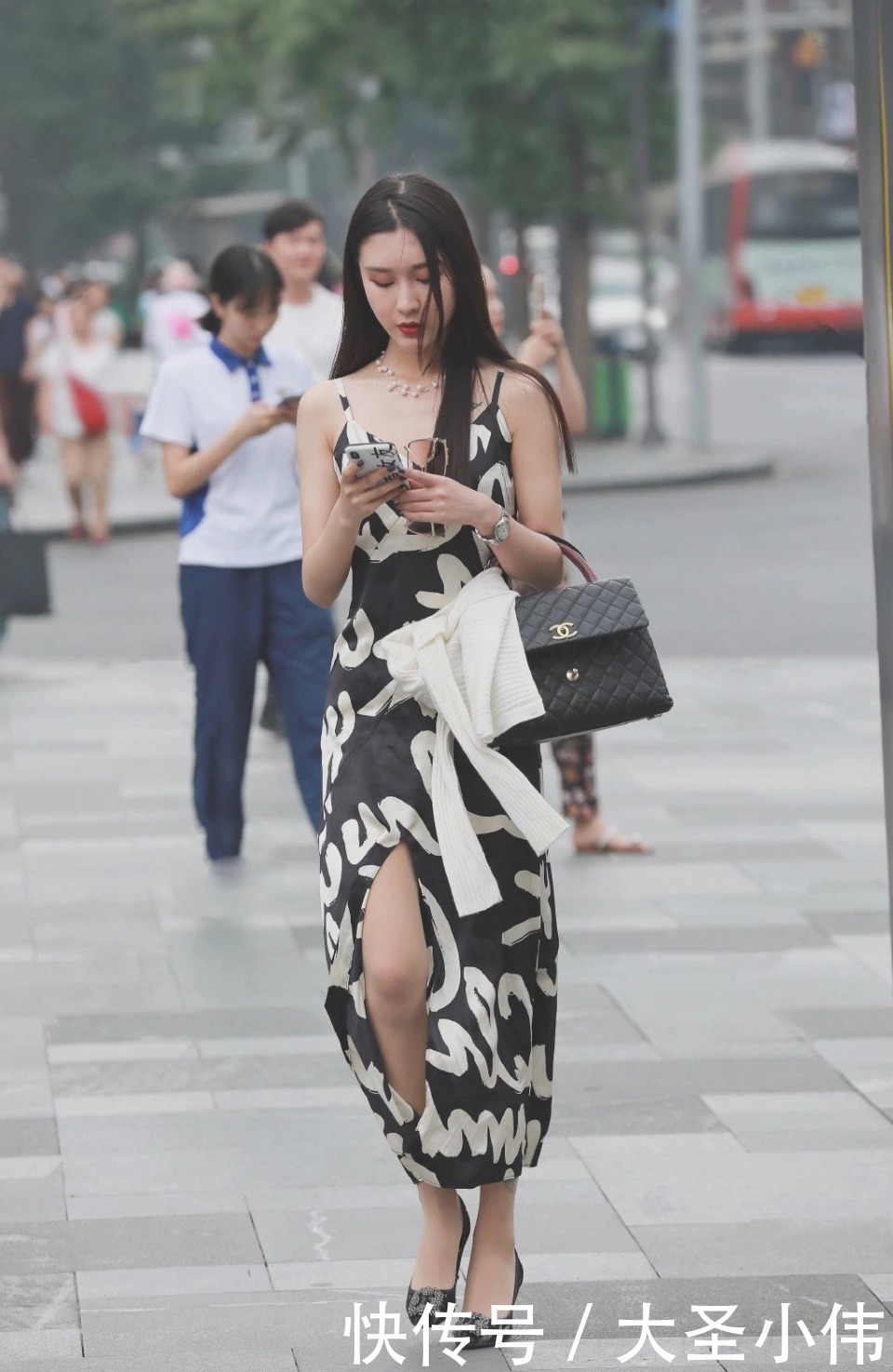 表情|美女街拍:抿嘴的表情为什么这么可爱,眼睛里透着俏皮小机灵的光