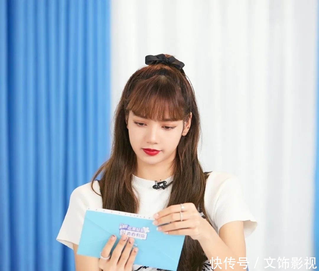  『显得』《青你2》火热播出，导师Lisa装束艳惊全场，这穿搭也是绝了