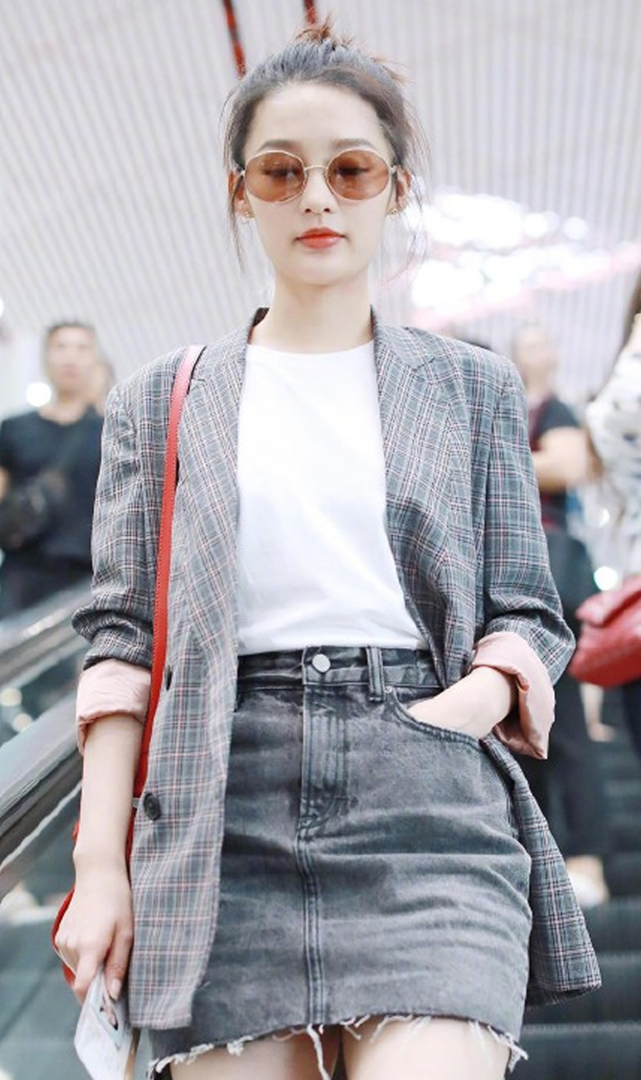 张雪迎西装造型撞上李沁，一个精修图一个机场照，李沁竟然完胜！