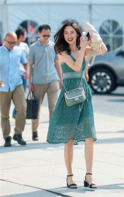  紧身：街拍：美若天仙的小姐姐，黑色吊带+紧身短裤，温婉可人