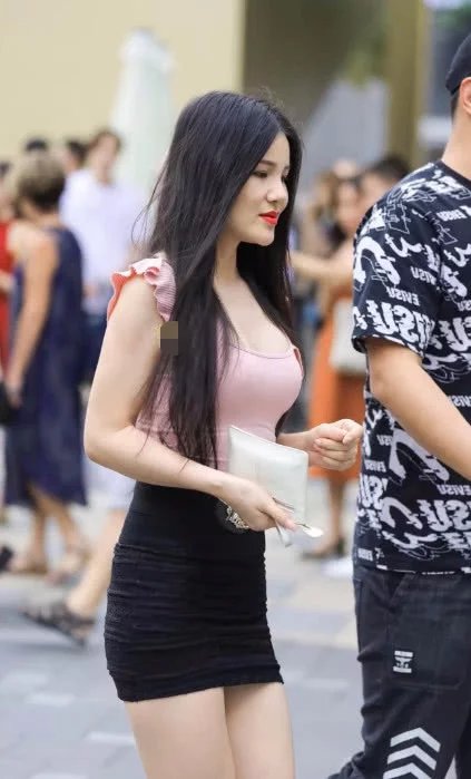 气质小姐姐紧身包臀裙尽显迷人的身材曲线，网友：这胸部包不住了