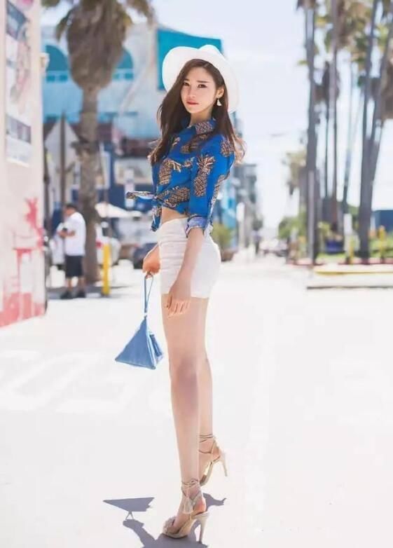 年轻漂亮的牛仔裤美女，增添几分娇俏动人，展现腿部优美线条！