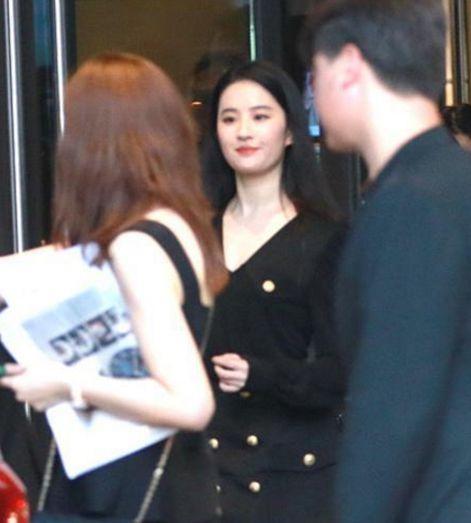 路人镜头下的刘亦菲, 紧身包臀裙超抢眼, 但看到露出的腿我沉默了