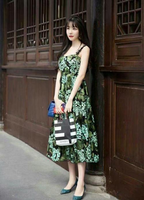 路人街拍,小姐姐的表情好可爱,紧身的无袖背心很是性感