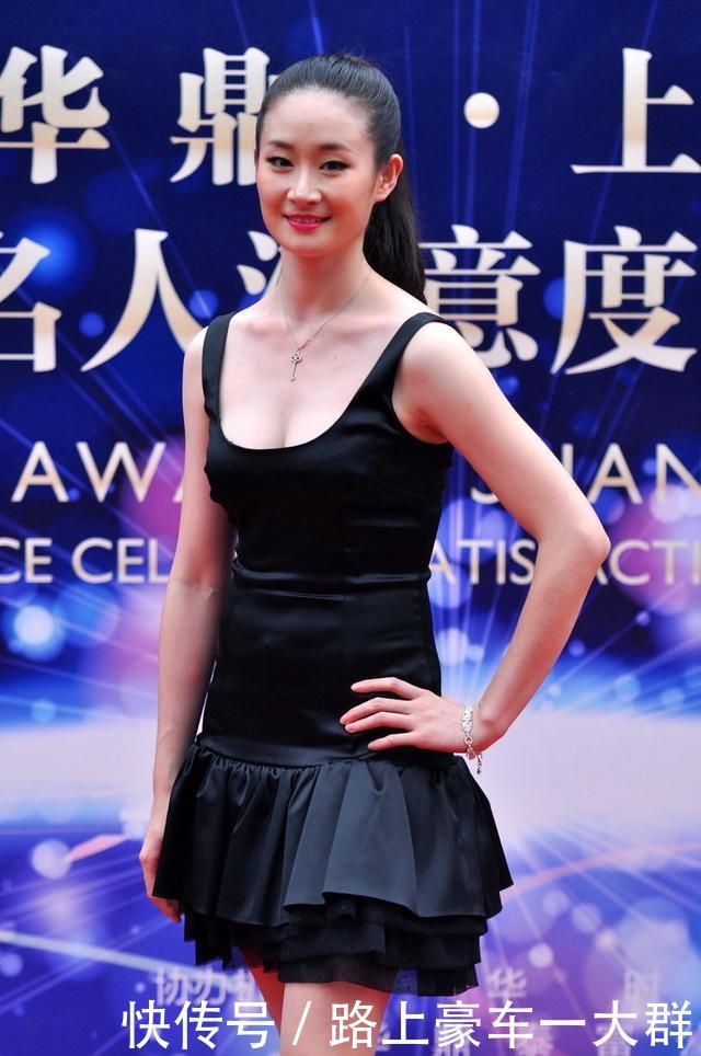  『王小蒙』原版“王小蒙”身材太好，黑色迷你蛋糕裙秀长腿，气质真不像村花