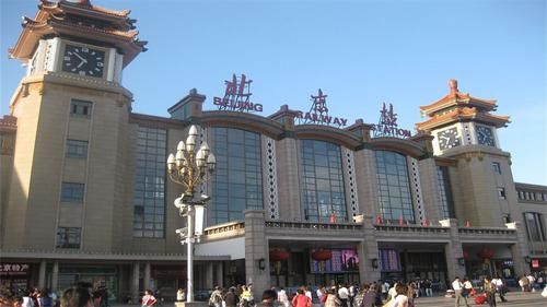 为什么大多数火车站都以市命名，而机场却用村镇命名？原因很简单