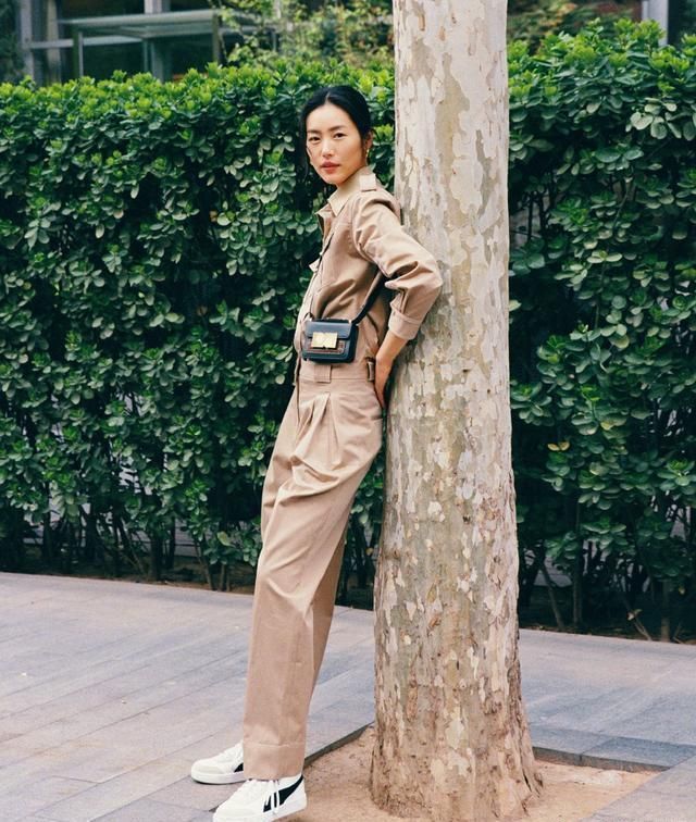 显得|刘雯工装风套装街拍英姿飒爽,拍出好莱坞时尚特工大片的感觉