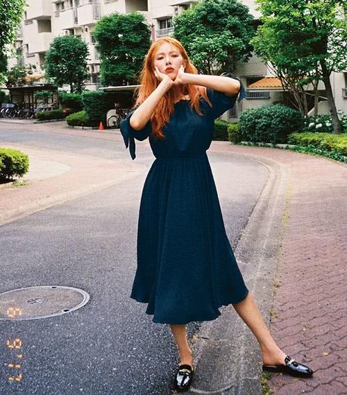 韩国女星金泫雅胆子真大，居然拿纸杯当鞋跟，就不怕踩碎了？