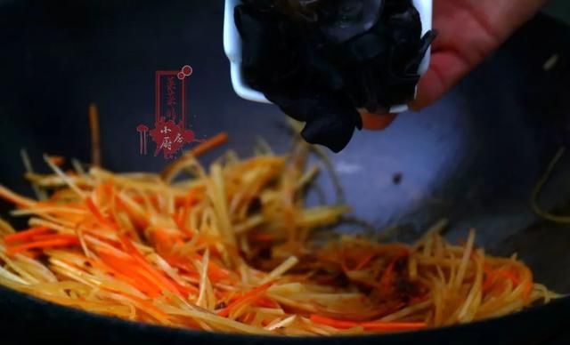  『肯定』这么吃土豆，你肯定是第一次见，三碗米饭都止不住呢！