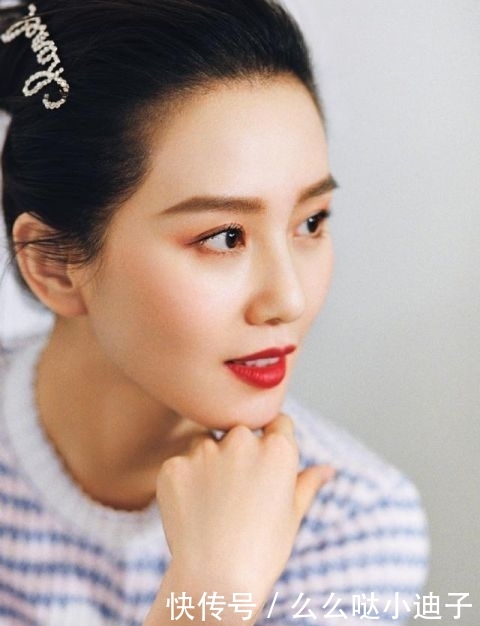 刘诗诗为Chanel口红新品代言,丸子头搭条纹上